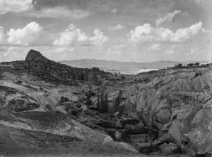 Uchisar : Die Landschaft von Uchisar und den Burgfelsen, der sich im linken Bildrand erhebt.