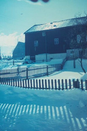 Erzgebirge. Verschneite Wohnhäuser