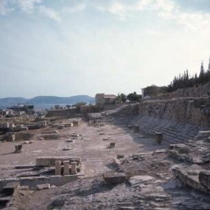 Eleusis. Telesterion. Mysterienstätte. Nordsüd-Blick ins Telesterion und auf Sálamis