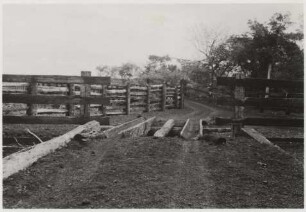 Viehzäune und Röhrenbrücke in der Nähe der Fazenda Capao Bonito : 2,7 km von der Fazenda Capao Bonito und 8,91 km von der Telegrafenstation entfernt