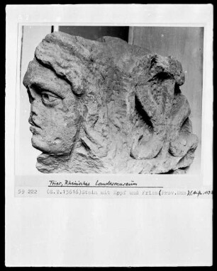 Relief mit Kopf- und Friesfragment