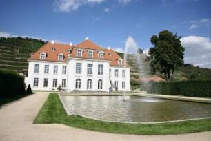 Radebeul-Niederlößnitz. Schloss Wackerbarth. Gartenfront mit Brunnenbecken und Fontäne