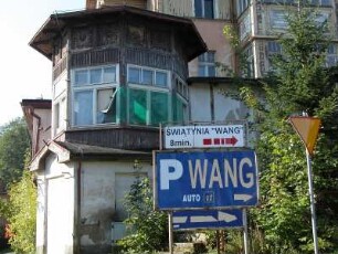 Heruntergekommene Beschilderung zur Kirche Wang und desolates ehemaliges Kurhotel im Kuort Karpacz