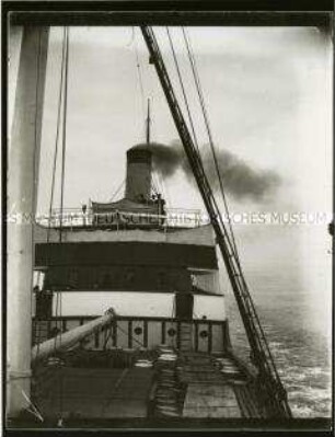 An Deck eines Dampfschiffes