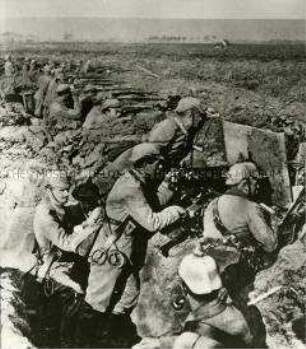 Deutsche Soldaten mit MGs im Schützengraben in Belgien