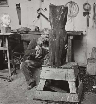 Der Bildhauer Ossip Zadkine in seinem Atelier