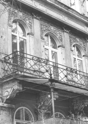 Dresden-Neustadt, Radeberger Straße 33. Wohnhaus (um 1865). Einfriedung (Teilansicht)