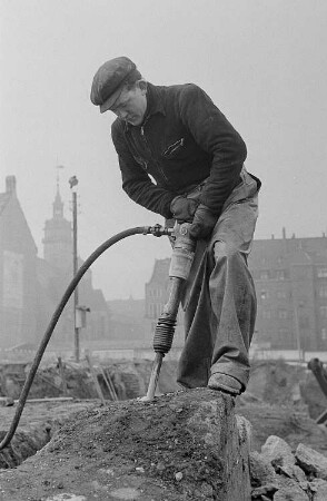 Arbeiter mit Presslufthammer vor der Nicolaikirche in Leipzig