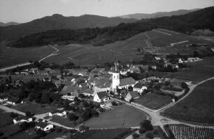Ballrechten-Dottingen, Ballrechten: Ortsbilder, mit Kirche und Weinbergen