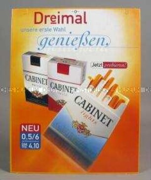 Werbeschild (beidseitig) mit Werbeaufdruck für "CABINET würzig"-, "CABINET mild"- und "CABINET lights"-Zigaretten, "Dreimal unsere erste Wahl genießen."
