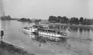 Personen-Seitenraddampfer "Pirna" (II, 1898, Werft Blasewitz). Schrägansicht bei Fahrt elbabwärts bei Pratzschwitz