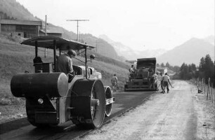 Walserschanz: Straßenbau, Motorwalze und Gießmaschine