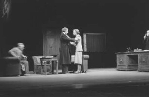 Szenenbilder aus dem Stück "Kamerad Mimi" von Julius Hay im Theater am Schiffbauerdamm Berlin : Szenenbild