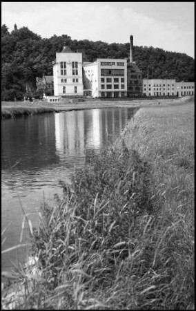 Riegel: Riegeler Brauerei, Außenansicht, mit Schild Riegel und Dreisam