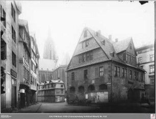 Garküchenplatz und Mehlwaage (Fahrgasse 19) von Südosten, links Fahrgasse 17 (angeschnitten), Garküchenplatz 1 und 3, im Hintergrund Garküchenplatz 10 und 12 ("Garküchenhäuser")