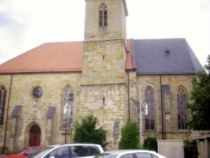 Kirche von Süden - Kirchturm im Kern spätromanisch (Gotisch überarbeitet)-Langhaus Jahr 1465 sowie Chor Jahr 1490 jeweils auf spätromanischem Vorgänger neu erbaut