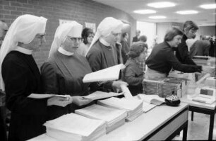 Freiburg: Katholische Akademie, am Büchertisch