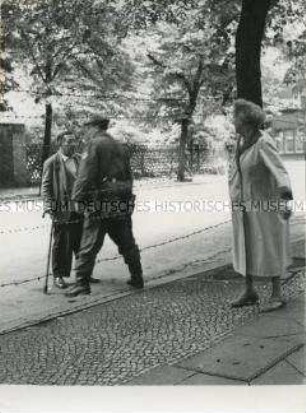 Kommunikation an der Sektorengrenze zwischen Neukölln (West-Berlin) Treptow (Ost-Berlin) trotz Volkspolizei und Stacheldraht