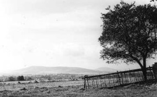 Reichenbach/O.L.-Mengelsdorf. Blick vom Windmühlenanwesen auf den Rothstein und den Löbauer Berg