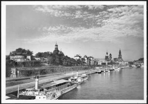 Dampferlandeplatz : Dresden-Altstadt. Blick von der Carolabrücke auf das Terrassenufer mit den Anlegestellen der Weißen Flotte und die Silhouette der Altstadt