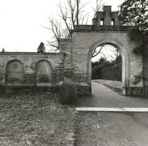 Augustusburg-Erdmannsdorf. Friedhof. Pforte mit Friedhofsmauer