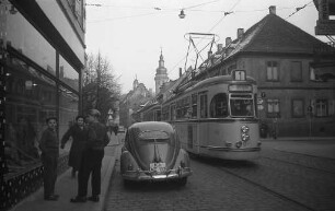 Auto- und Straßenbahnverkehr in der Pfinztalstraße in Durlach.