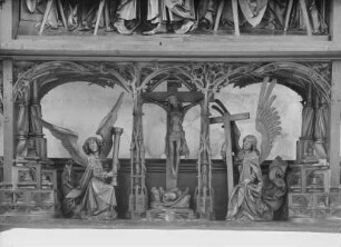 Heilig-Blut-Altar — Predella mit Kruzifix und zwei Engeln mit den Leidenswerkzeugen Christi