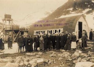 Spitzbergen. Smerenbergbucht. Touristen vor der Wellmannhütte