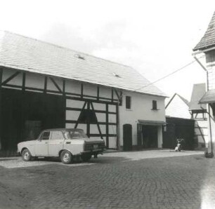 Niederalbertsdorf, Dorfstraße 13. Vierseithof (18./19. Jh.). Scheune und Stall. Hofansicht