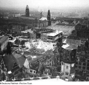 Ruine des Residenzschlosses, Kulturpalast im Bau, Altmarkt