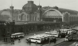 Hauptbahnhof (1893-1898; E. Giese, P. Weidner) und Busbahnhof : Dresden-Altstadt, Wiener Platz. Hauptbahnhof (1893-1898; E. Giese, P. Weidner) und Busbahnhof
