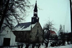 Kirche mit Dachreiter, links Friedhofskapelle