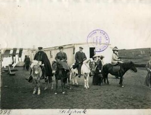 Touristinnen posieren beim Ponyreiten in der Umgebung von Reykjavik