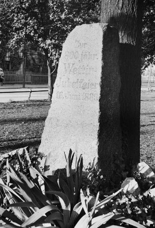 Coswig, Wettinplatz. Wettin-Stein "Zur 800 jähr. Wettin-Jubelfeier 16. Juni 1889"