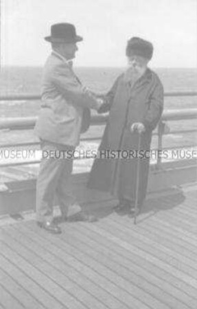 Begrüßung des Rabbiner an Deck des Hochseepassagierdampfers "Bremen"