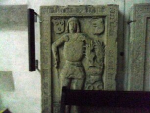 Langhaus Innen-Chor im Nordwesten mit Grabsteinen (Umschrift und figürliche Hochreliefdarstellung) in Ansicht_02