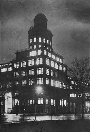 Dresden-Striesen, Ernemann-Werke (später: Zeiss Ikon AG und danach VEB Pentacon), Turmhaus bei Nacht