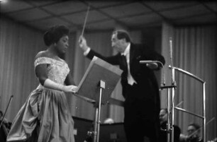 Donaueschingen: Donaueschinger Musiktage; Stadthalle; Gloria Davy singt Arie von Hans W. Henze, stehend