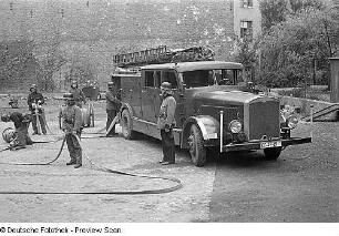 Aufnahmen der Feuerwehr Berlin bei Rettungsübungen : Feuerwehrleute mit Löschfahrzeug