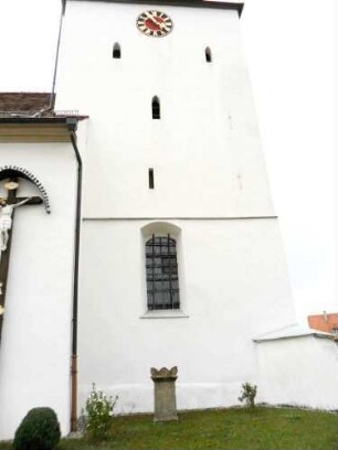 (Sankt Jakobus der Ältere)-Kirchturm von Süden (frühgotischer Chorturm mit Turmchor) - im Mittelgeschoß erhaltene Schießscharte (Schlitzscharte) - Obergeschoß mit Lanzettfenstern