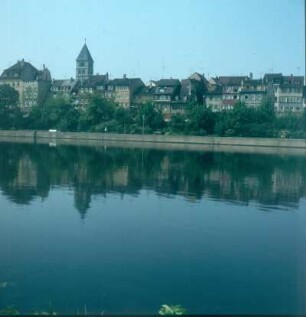 Schweinfurt. Blick von der Schleuseninsel über den Main auf den Fischerrain