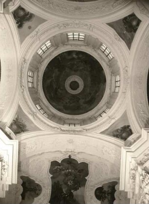 Tschechien, Nordböhmen. Doxan (Doksany bei Raudnitz an der Elbe). Ehem. Prämonstratenserinnenkloster. Kirche. Blick in die Kuppel (Th. Haffenecker) mit Malereien (1709/1733 barockisiert; J. Hiebl)