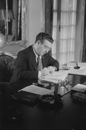 Porträtaufnahmen von Staatssekretär Dr. Leo Zuckermann : Porträt des Staatssekretärs Dr. Leo Zuckermann