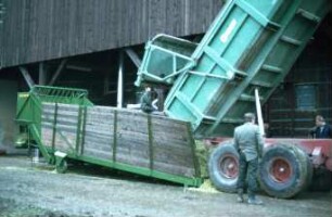 Fotografie: Ein- und Auslagerungstechnik, Maissilage, Dosierstation, Muldenkipper