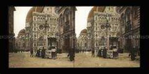 Belebte Straße, Via Cerretani, mit Zeitungskiosk und Kreuzsäule am Dom, Florenz