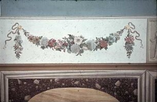 Gliederung mit floralen Motiven und antiken Vasen