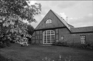 Schüttenkaten: Bauernhaus: rechts Anbau: davor Grünfläche und Bäume