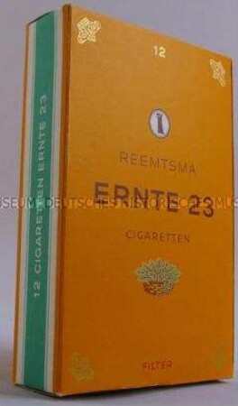 Werbeschachtel (übergroße Zigarettenschachtel) für "Ernte 23"-Zigaretten