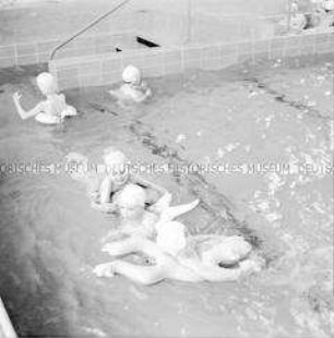 Schwimmtraining für Kinder im Rehabilitationszentrum Klinikum Berlin-Buch
