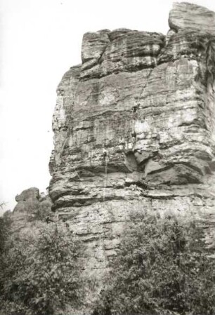 Sächsische Schweiz. Schmilkaer Felsgebiet, Rauschenspitze. Seilschaft K. Gonda/ G. Junghans/ A. Fritzsch an der Talseite (Märchentürmerweg, VIIIa) 2. Begehung, 18.7.1947